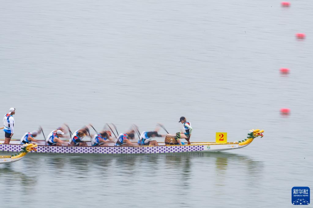 沅陵姑娘在澧水河畔守候十小时为家乡的龙舟“上红”：有一种娘家人的归属感(图1)