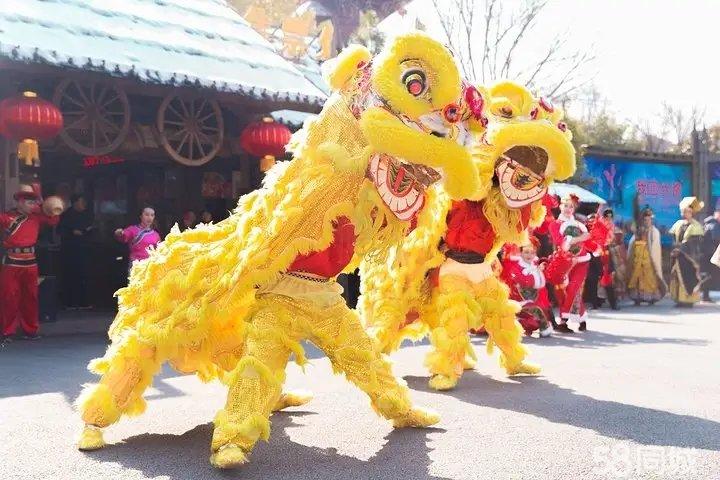 户外趣味互动表演你喜欢吗两个孩子利用山势表演的舞狮真的好棒。付出的太多了！辛苦了！点赞！[赞][赞](图1)