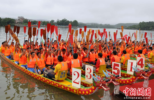 中国队勇夺亚沙会龙舟女子组12人100米直道赛冠军！(图1)